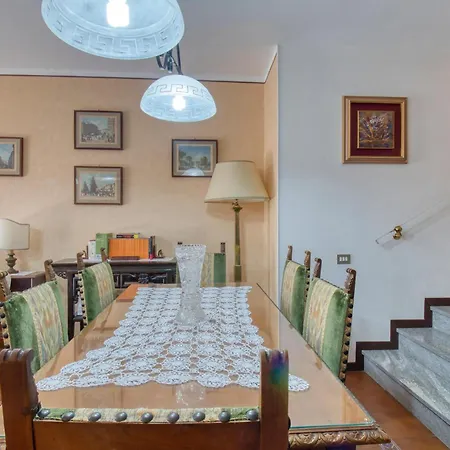 2 Bedroom Gorgeous In Σπίτι διακοπών *