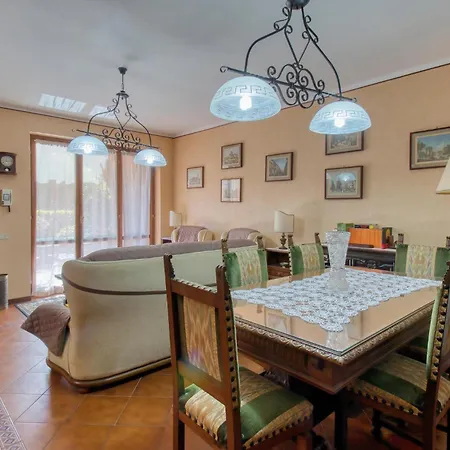 2 Bedroom Gorgeous In Casa vacanze Stresa